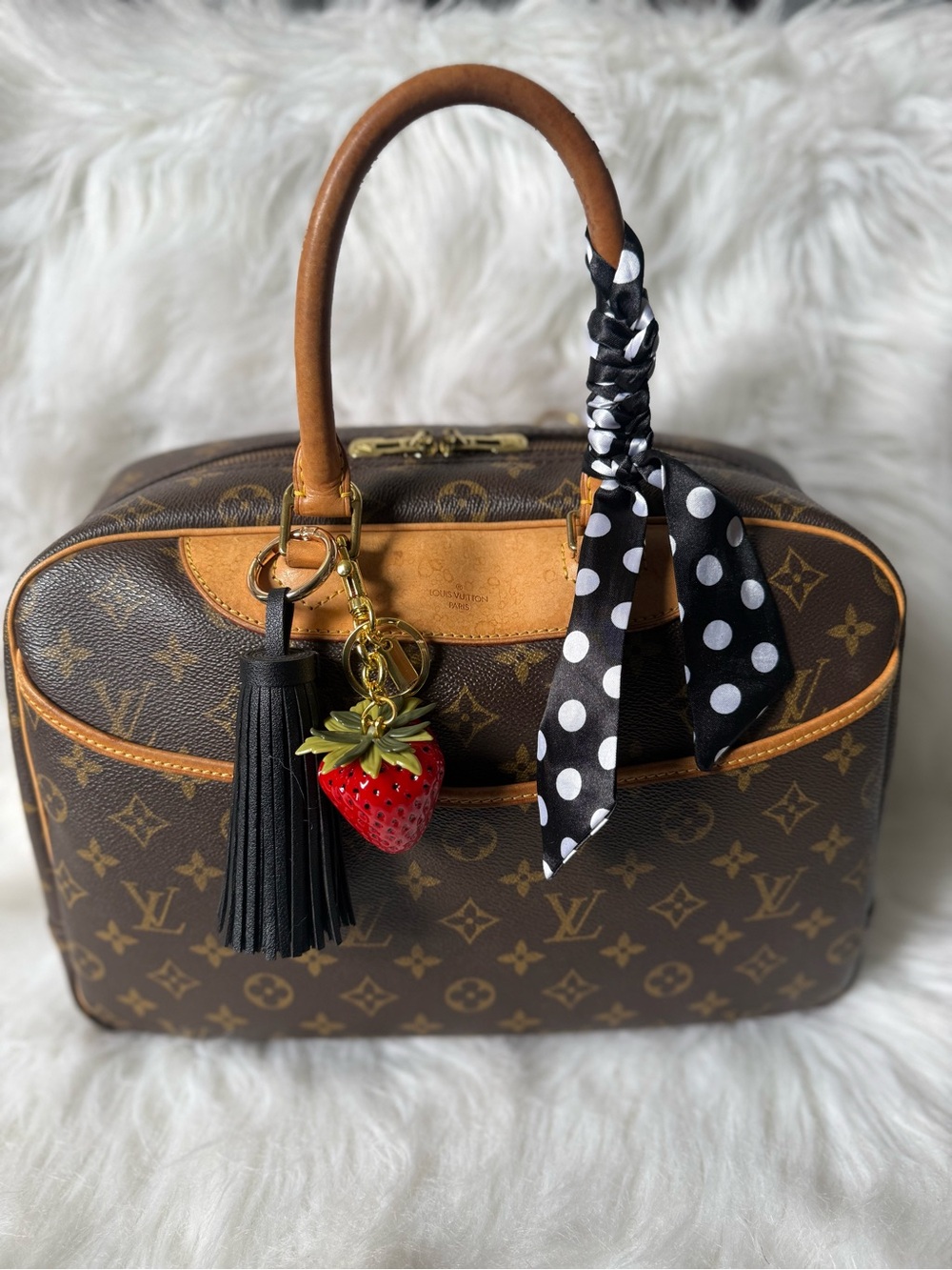 Vintage Louis Vuitton Deauville Monogram Canvas Honey Patina Clean Interior - Picture 2 of 16